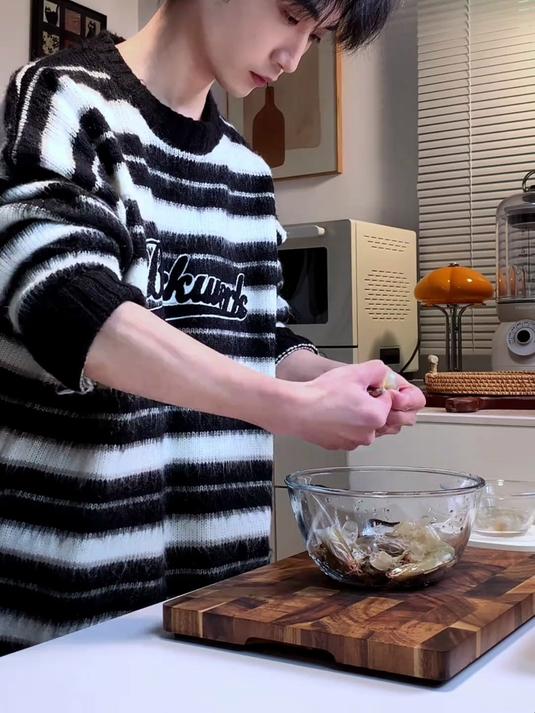 宝宝迷你鲜虾肠,没有模具也能做,这样做的虾肉Q弹鲜甜