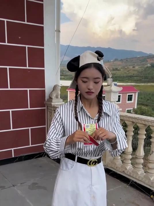 挑战吃一包火鸡面9然后倒三包料，最后在配点缺齿