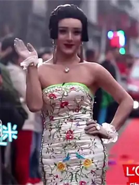 男生骚起来没女生啥事！小伙穿抹胸鱼尾裙走红毯，屁股扭出花了
