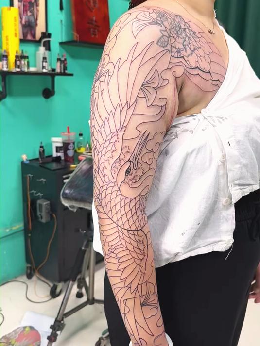 仙鹤半甲花臂纹身,不知道咋想的,这样的女孩谁敢娶