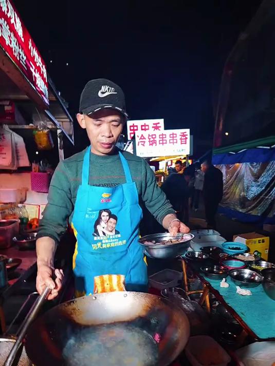 成都夜市大排档天花板,老板炒啥顾客吃啥。这道烧鱼杂真过瘾!
