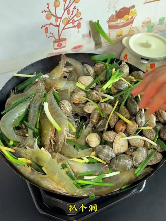 大虾最好吃的做法就是和花甲一起清蒸，虾肉紧致Q弹，鲜甜好吃，再配上灵魂蘸料味道绝了清蒸虾
