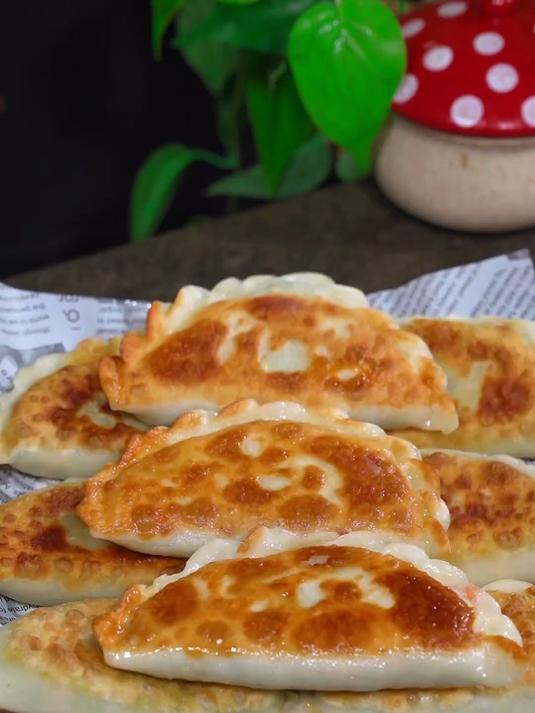 鲜香酥软的韭菜盒子,薄皮大馅