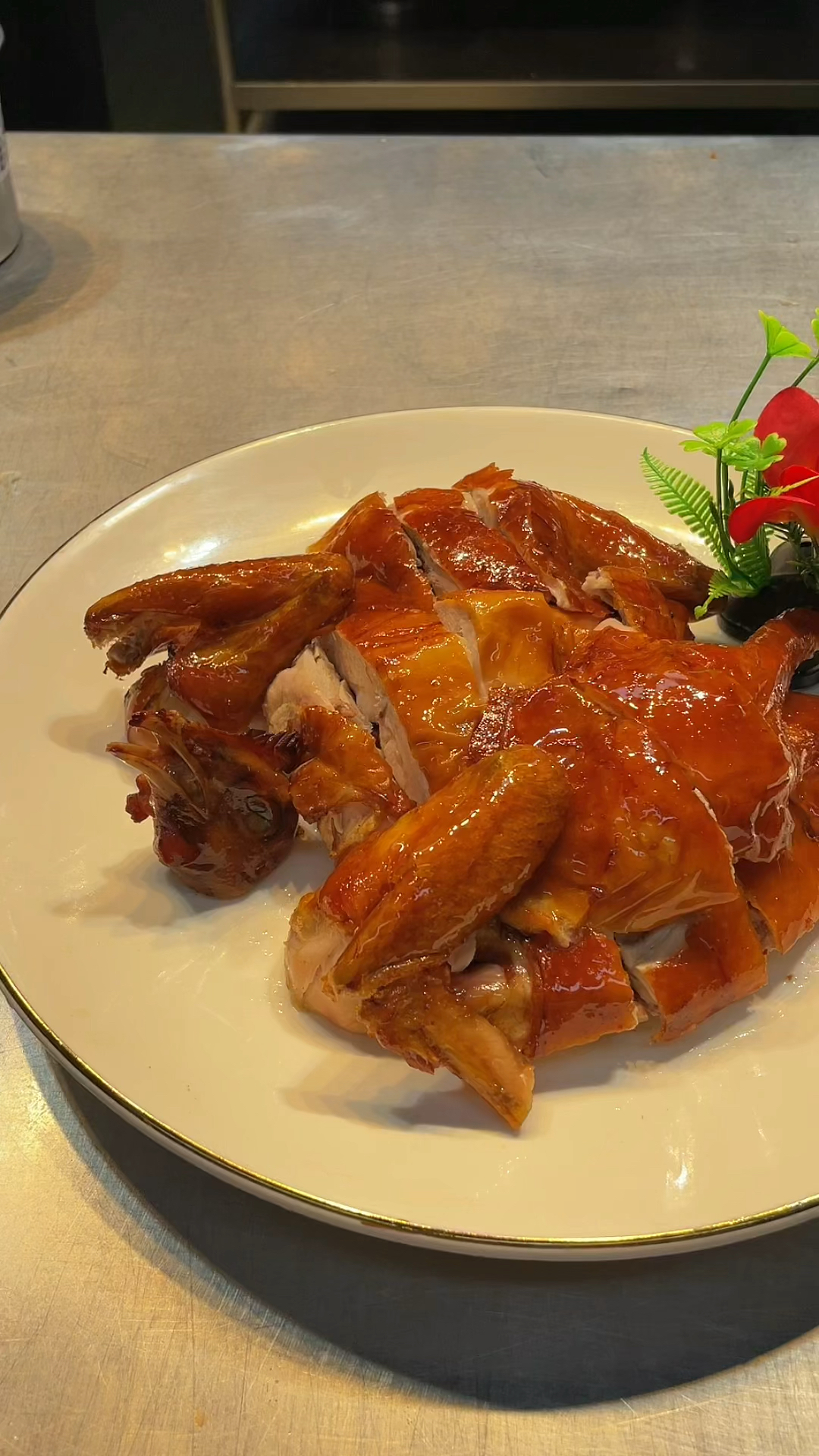 脆皮烧鸡摆盘，品轩烧腊实体店培训，专业教烧鸭烧鹅烧腊技术！