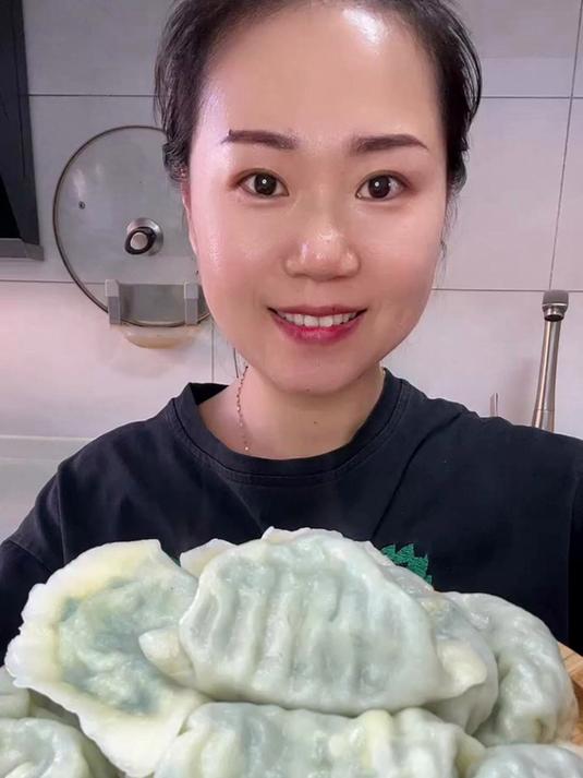 素三鲜大馅饺子,一斤8块8两人量,一口一个太爽啦