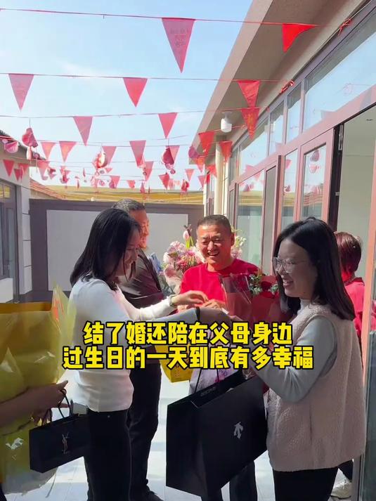 今天是我26岁生日，也是结婚后的第一个生日，爸爸给我定了蛋糕