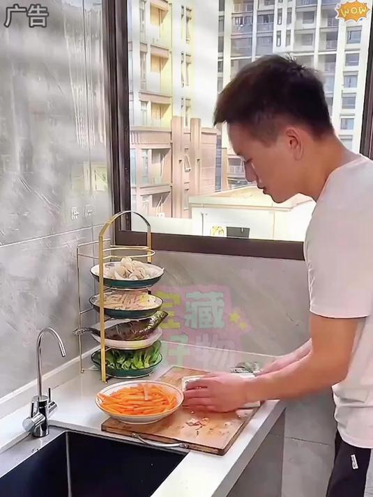 把备好菜的菜盘叠放在墙壁上,就再也不担心厨房台面