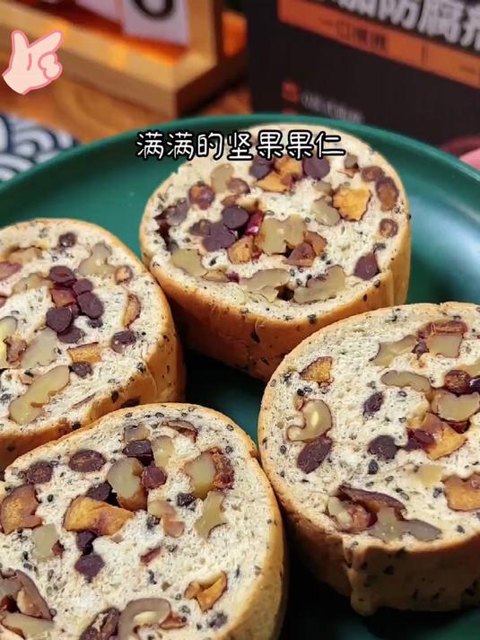 良品铺子坚果车轮面包