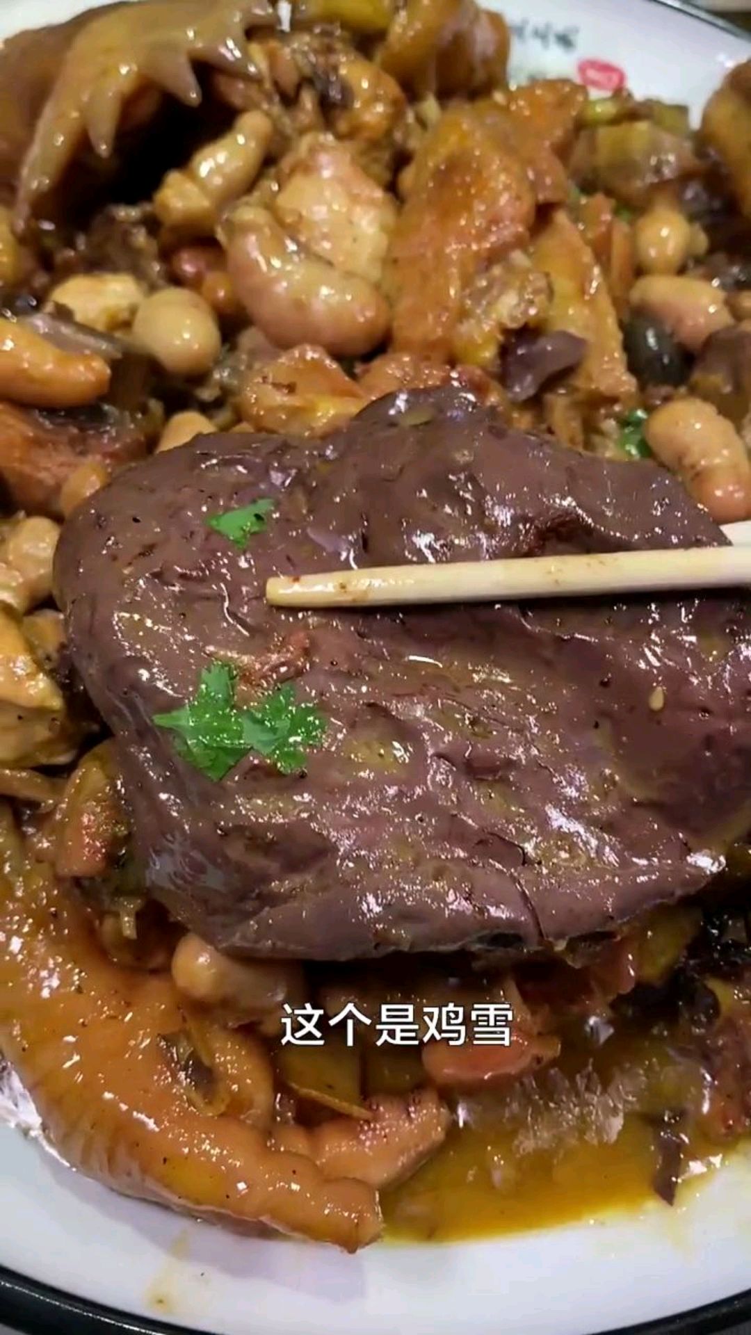 哈尔滨藏在胡同里的炒鸡店,这大公鸡炒方便面太香了