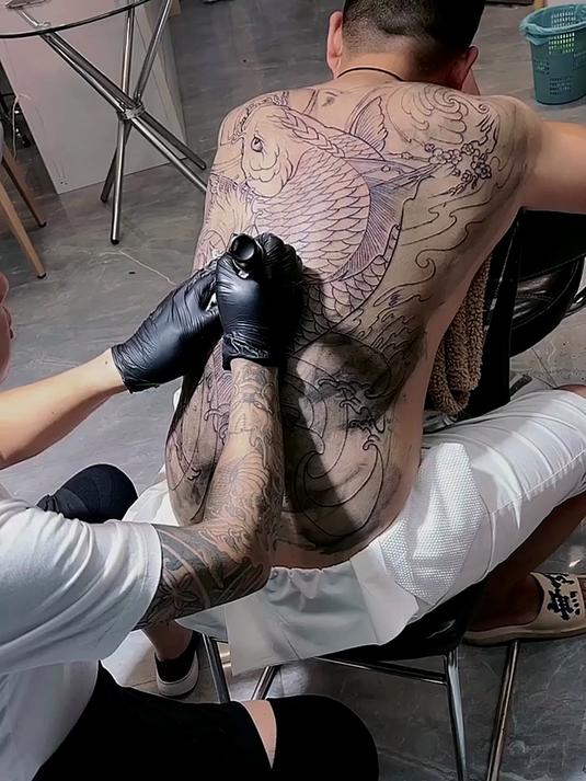 小伙满背大鲤鱼纹身,这图真帅气,上完色更好看