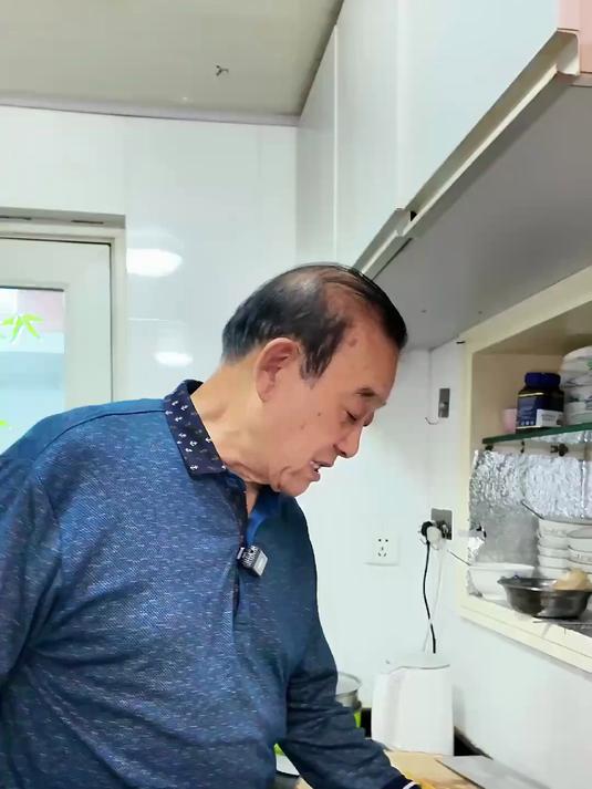 老伴前几天就想吃炸丸子,今天做个「酸汤丸子」,焦丸配酸汤