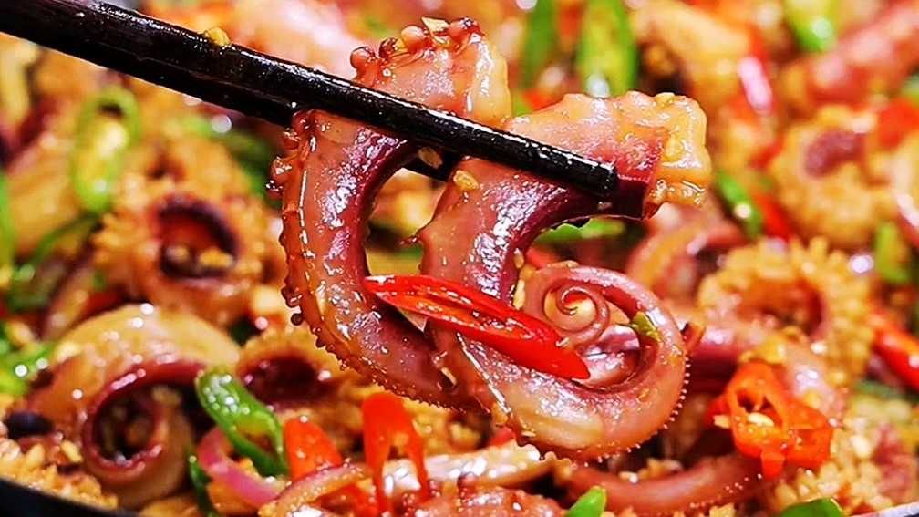 在家样也能做的干锅鱿鱼须做法,香辣过瘾 在家样也能做的干锅鱿#每天都有新发现# #寻找美食