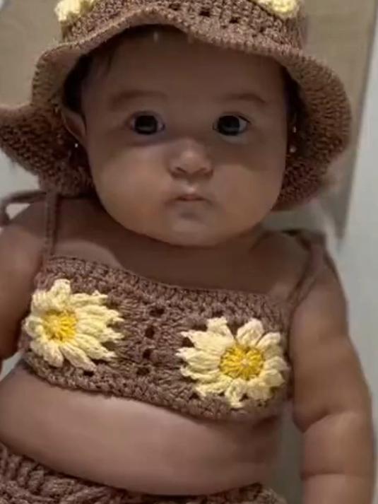 父母在家给孩子拍生日照，孩子没坐稳一头栽进蛋糕里
