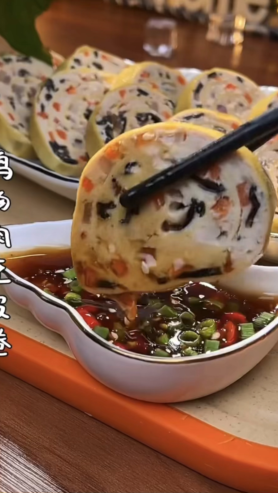 又是吃鸡的一天。减脂期的优质蛋白,鸡胸肉豆皮卷,简单又好吃,赶紧整起来