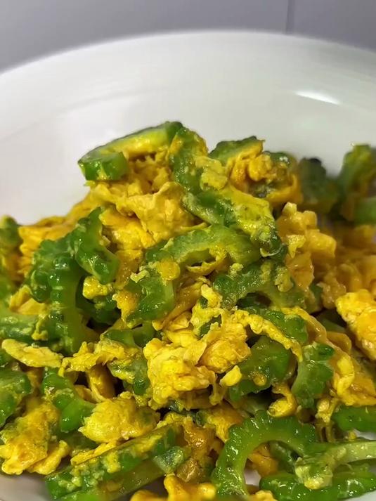 早餐新花样!苦瓜炒蛋卷饼,营养饱腹开启活力早晨