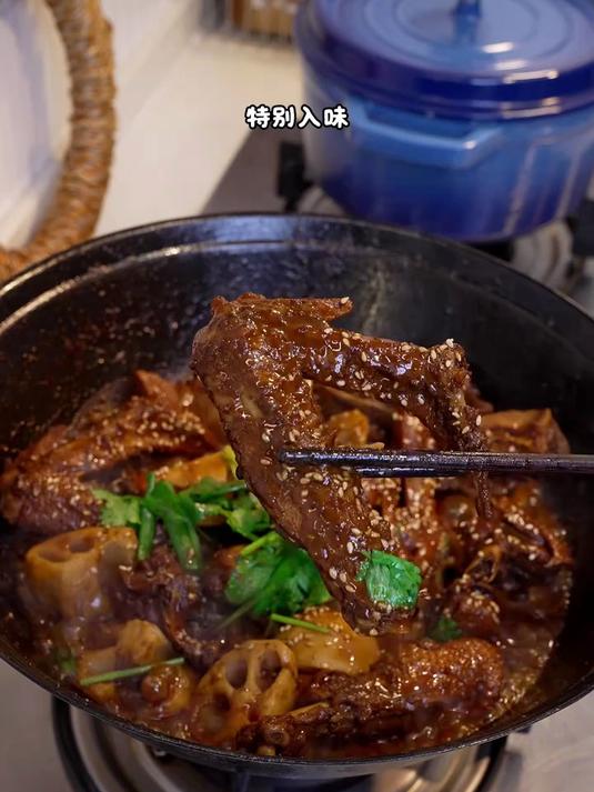 在家复刻网上很火的黑鸭煲,鲜香麻辣超级入味