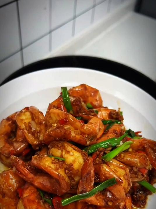 今天给大家分享一道年夜饭蒜蓉大虾