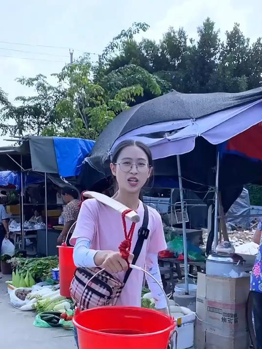 挑着八条腿的鱼去赶集，每一只八爪鱼都特别活泼