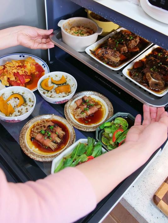 微蒸烤做饭真的太方便了,10份干净饭菜一锅出,豉汁排骨出神入化