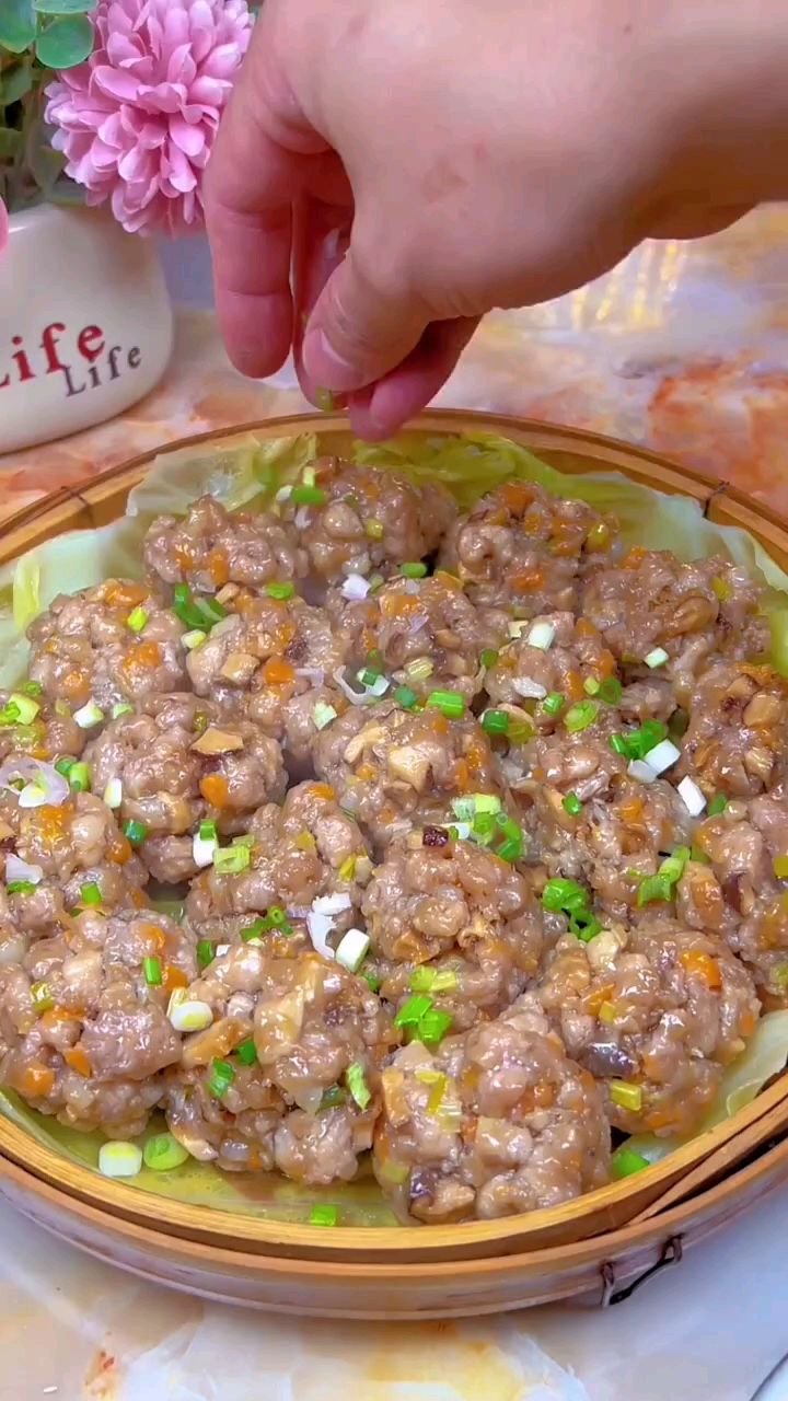 猪肉加点胡萝卜做成丸子真是太好吃了,小孩不爱吃饭的可以试试,好吃又营养