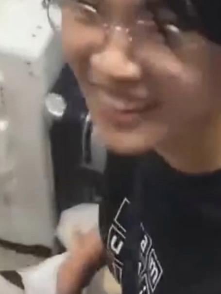 当你的舍友去面包店兼职时,六人寝室:一面包店 二奶茶店 三水果店 四汉堡店 五饭店 六电影