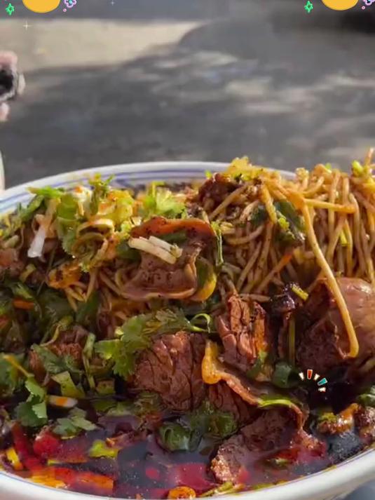 襄阳大块牛肉面！肉厚筋道汤底醇厚，香辣过瘾，地道襄阳味早餐