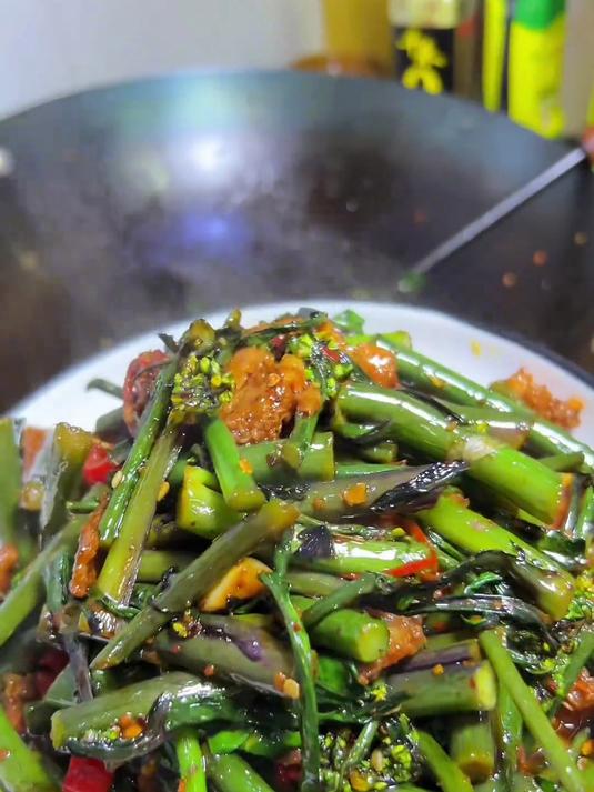餐桌上不要总是大鱼大肉,就这样炒一个又脆又嫩的红菜苔也很好吃