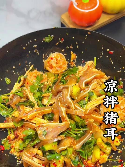 今天这盘凉拌猪耳朵，绝对是凉菜届的天花板！黄瓜爽脆，喜欢吃香菜的有福了！#优质视频激励计划