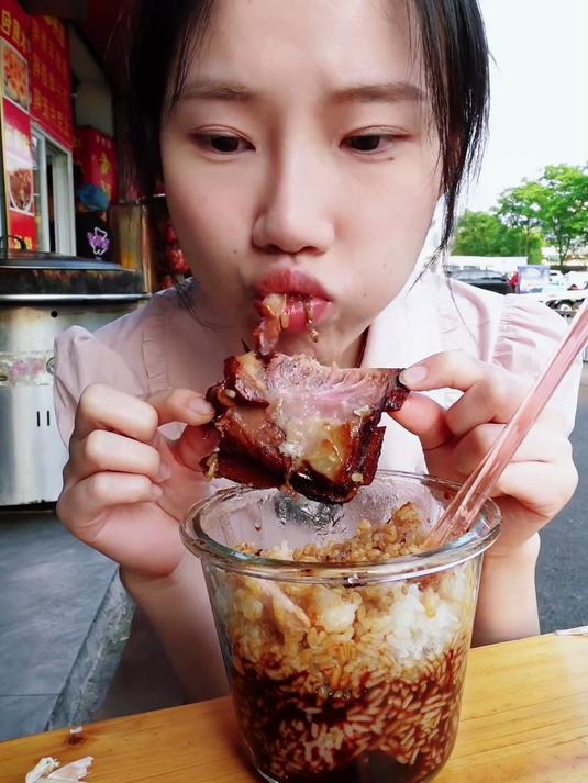 28元一只脆皮烤鸭是什么样的物价水平 口口爆汁太香了～