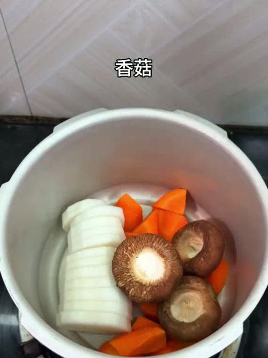 只用这几种食物就可以做出便利店同款关东煮!汤底特别鲜甜，好吃!绝绝子!普通的食材做出美味