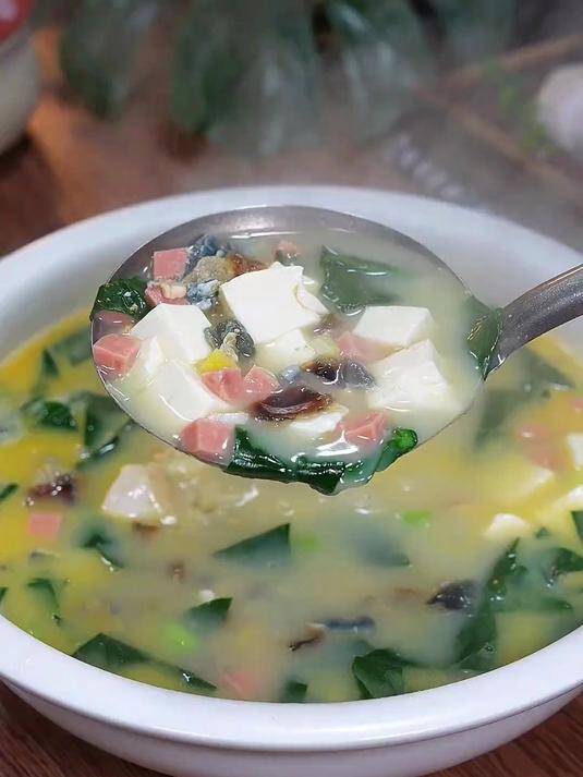 暖心暖胃的皮蛋豆腐汤