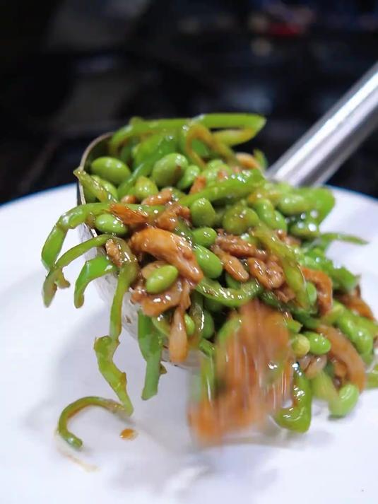 毛豆炒肉丝 新鲜的毛豆配上肉丝