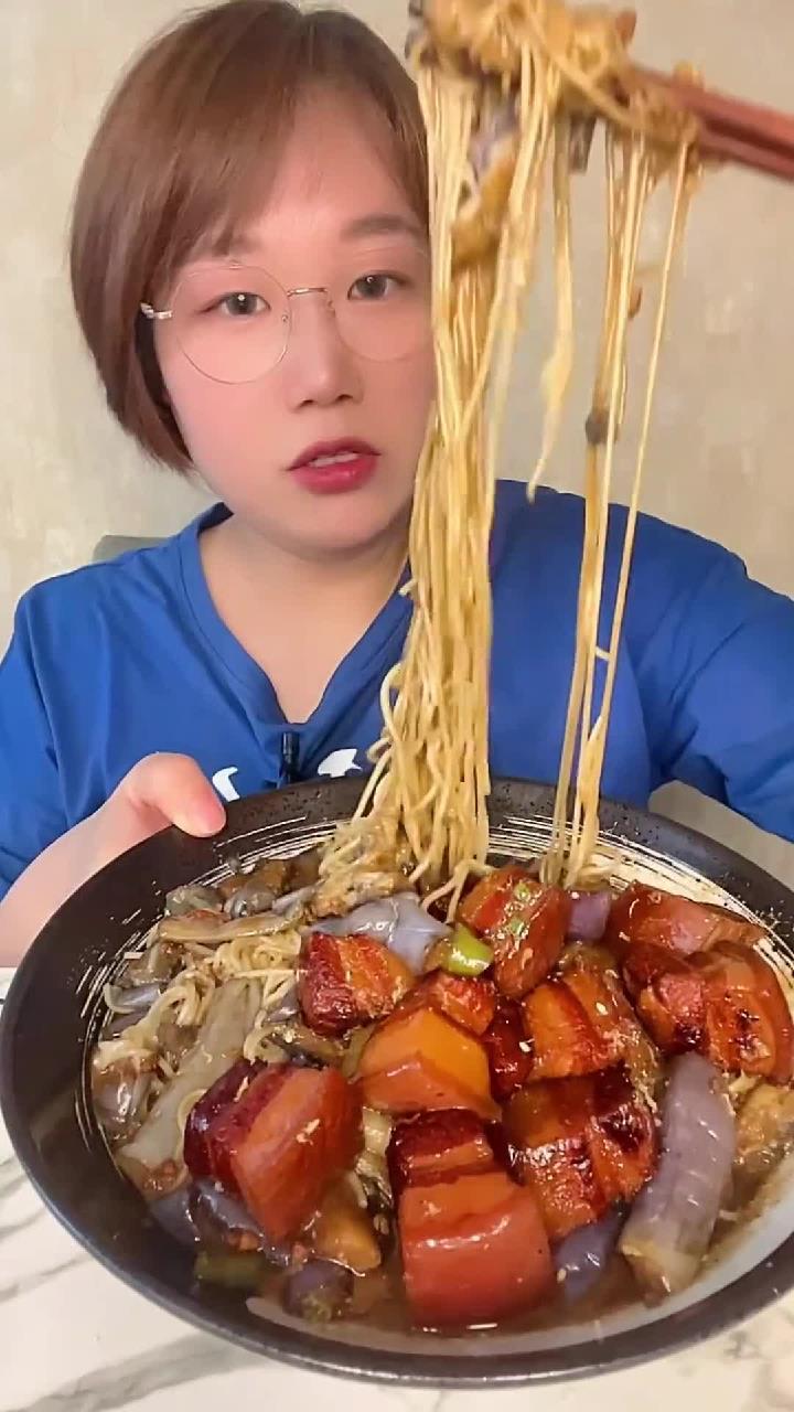 下雨天适合吃一份红烧肉茄子盖浇面,太香了～