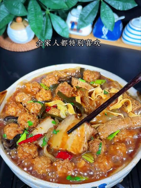 山西年夜饭必备硬菜什锦砂锅，荤素搭配，香喷喷的特别入味好吃