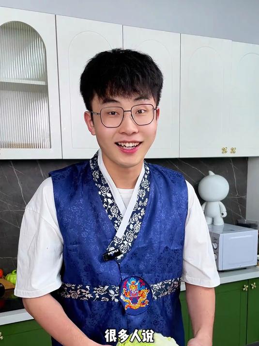 “秘制腌菜法,一学就会,美味翻倍!昊七七辣白菜酱,下饭神器!”