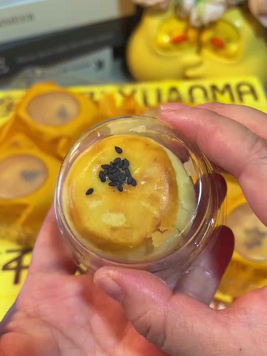轩妈家新出的低糖蛋黄酥太好吃了,里面是满满的料还有拉丝的麻薯