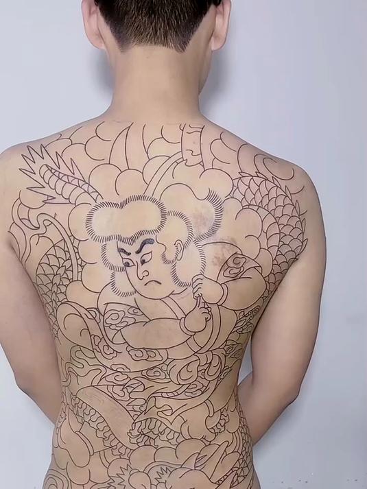 小伙满背纹身,霸气十足,谁看了不迷糊
