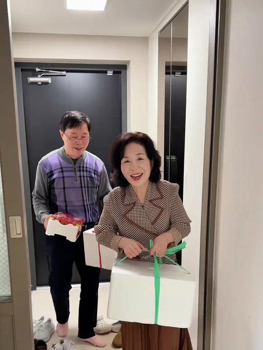 最近首尔太冷了～韩国婆婆和公公买了海参和鲍鱼说要保养一下