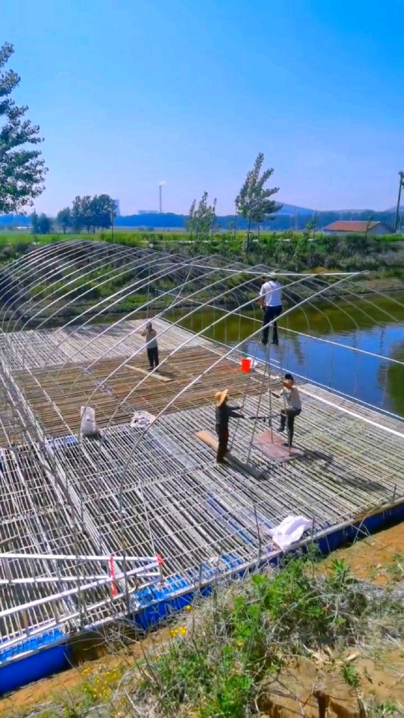 飘在水面上的养殖大棚,你见过吗?水上养鸡,水下养鱼。