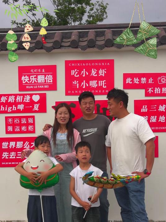 端午遇上龙虾节,一大家闹翻天,婆婆下厨露一手,大家吃到嘴流油