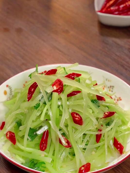 莴笋不要总是炒着吃了，像这样做个凉拌莴笋，清脆爽口又解腻