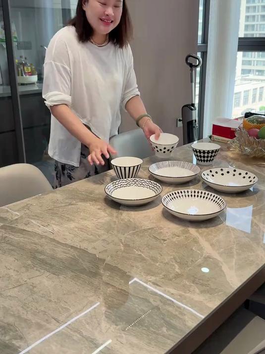 29.9到手4个盘子4个碗,而且还是小香风花型,放到哪里都好看