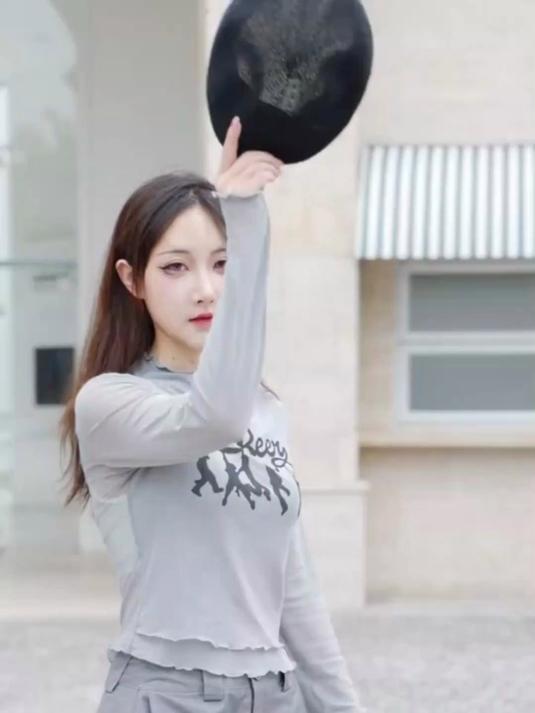 蒸汽朋克少女驾到！齿轮胸针卡着发条，护目镜反射齿轮城的黄昏