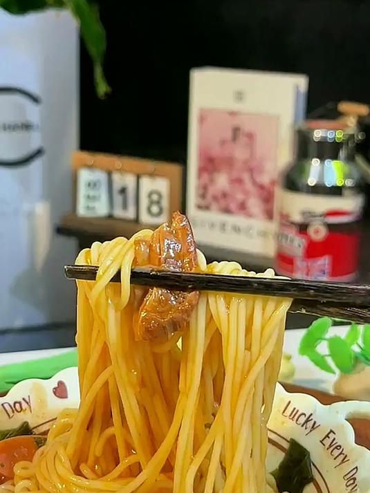 和府捞面真的太好吃了!汤鲜味美!里面还有大块的牛肉