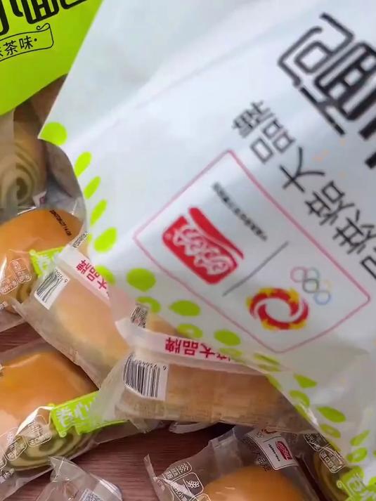 探索营养早餐美味,盼盼蛋黄派瑞士卷老面包是指南