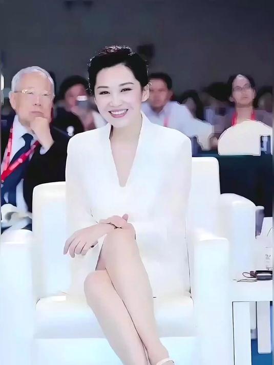 这才叫大美女,她身穿白色西服,惊艳绝伦