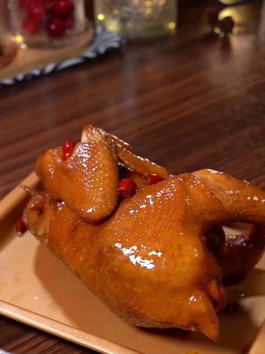 被椒麻鸡的麻香惊到！鸡腿肉撕成条，拌上青红辣椒