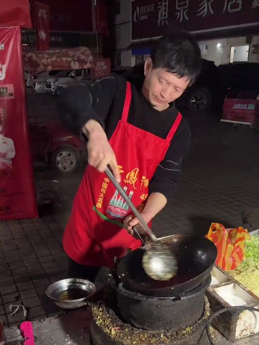 牛肉炒馍疙瘩,也就是牛肉炒烧饼,老家特色小吃