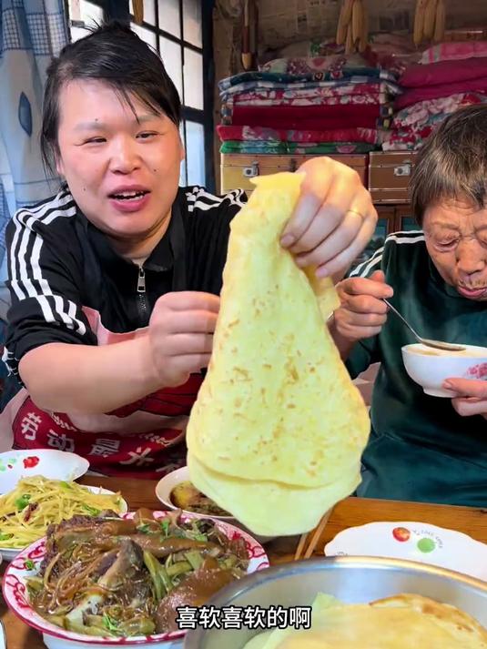 猪脊骨炖豆角粉条还有手工卷饼，家饭菜就是香