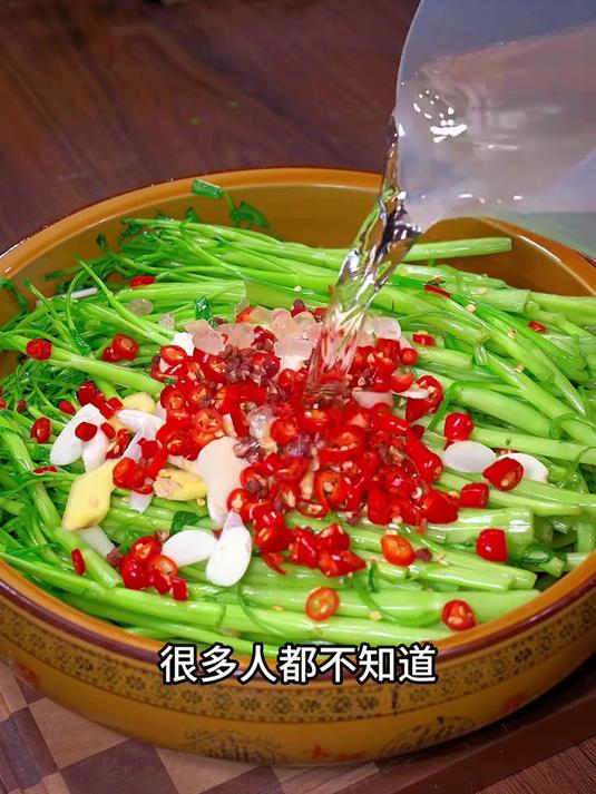 很多人都不知道,这样腌的空心菜简单方便快捷又实用